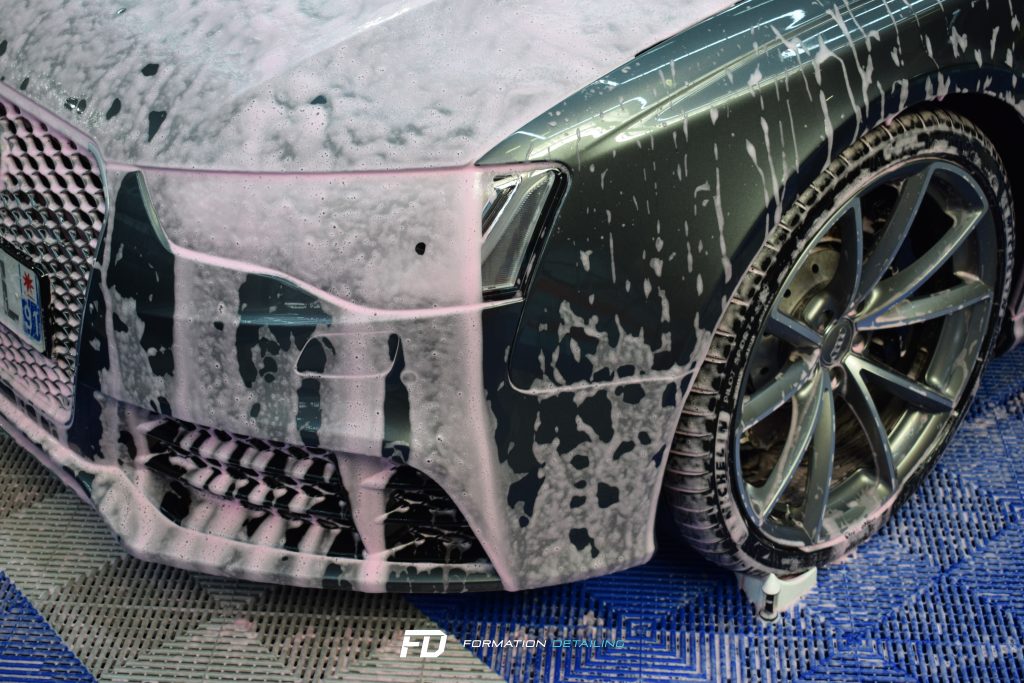 Prélavage à la mousse active d’un véhicule pendant une formation lavage